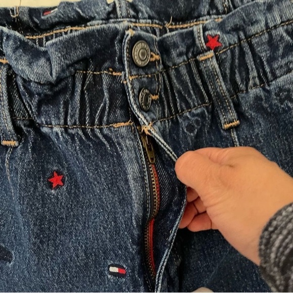 Tommy Hilfiger Women’s Paperbag High Rise Jean Size 8 Logo embroidered all over - Picture 7 of 11